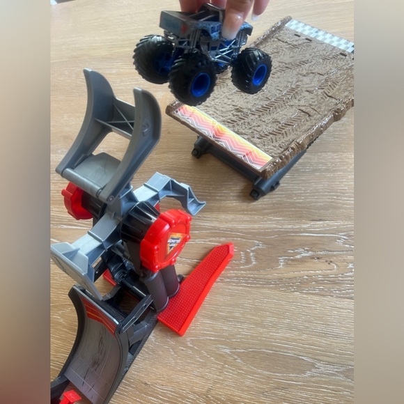 👹 🔀MONSTER JAM BAKUGAN DRAGONOID STUNT SPEEDSTER LAUNCHER SET🔀👹 - Picture 1 of 11